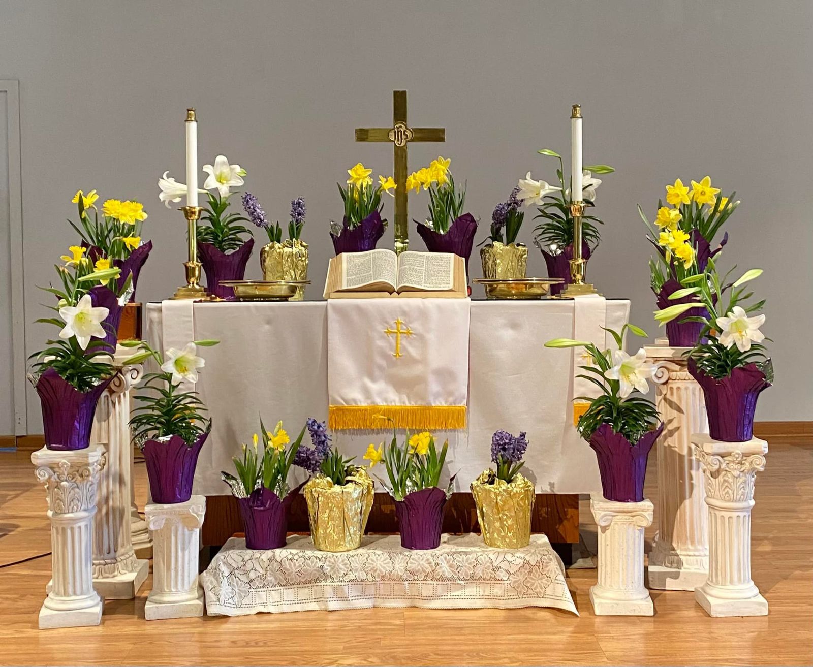 smith%20valley%20easter%20altar.jpg